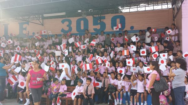 毎年行われるペルーと日本の国旗をふっての歓迎式